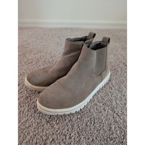 Blondo Flora Waterproof Suede Chelsea Ankle Boots Size 8.5 Beige Sneakers Zip Up